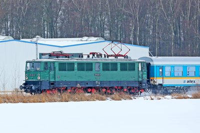 Die Eisenbahnschule der Länderbahn unterwegs im Landkreis Zwickau: Die beiden Reisezugwagen wurden von einer E-Lok aus DDR-Zeiten gezogen.