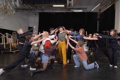 „Ich werd nicht weinen“: Jörn-Felix Alt spielt Bruno (Mitte), den jungen, schwulen und HIV-positiven Drag-Performer Bruno.