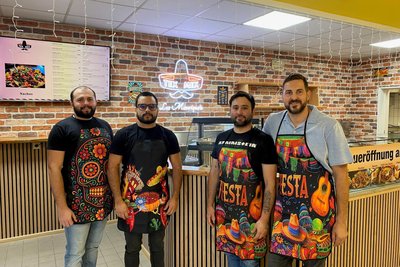 Optimismus zur Eröffnung: Dany Manrique, Angelo Sanabria, Jorge Montilla und Chris Uhlig (v. l.) waren das Team vom Tex-Mex-Imbiss in Flöha.