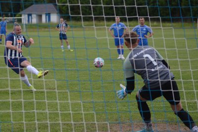 Mit diesem verwandelten Elfmeter sorgte Johnny Rau von der SpG Bergen/Tirpersdorf/Werda II für den 2:2-Endstand.