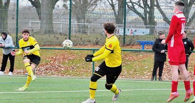 Kevin Walther nimmt Maß: In der Testpartie bei Wacker Gotha am vergangenen Wochenende setzte er den Ball bei diesem Freistoß ins Tor. Am Ende gewannen die Plauener gegen den Vertreter der Landesklasse Thüringen mit 10:2.