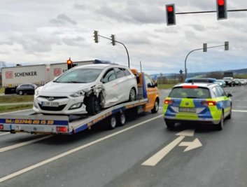Eines der am Unfall auf der B 92 bei Oelsnitz beteiligten Fahrzeuge wird abtransportiert. 