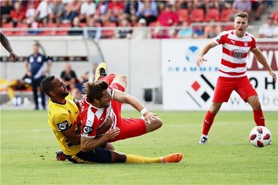 Nur noch mit einem Ringergriff war Ronny König aufzuhalten. Der Kölner Innenverteidiger Boné Uaferro (li.) konnte sich nicht anders gegen den wuchtigen Zwickauer Stürmer helfen. Es folgte der Elfmeterpfiff und das sich daraus ergebende Tor des Tages durch Toni Wachsmuth.