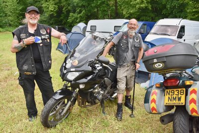 Roy Liach (li.) und Mac McGuiri kamen mit ihren Motorrädern aus dem englischen Manchester nach Wolkenburg.