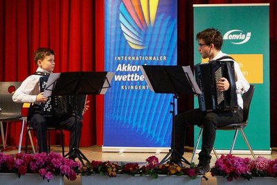 Martin Kot (rechts) vom Konservatorium Prag, hier im Duett mit ViktorStocker aus Havlíckov Brod, ist zweifacher Preisträger der 50. "Kleinen Tage der Harmonika" in Klingenthal. 