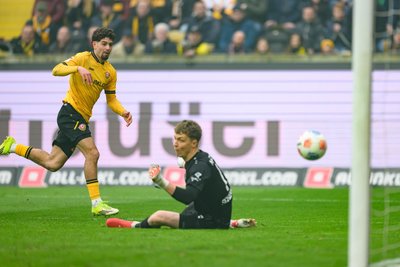 Ben Bobzien erzielt gegen Johannes Schenk das Tor zum 1:0.