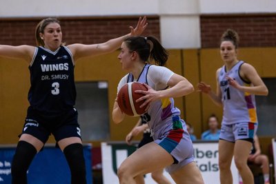 Leni Knorr (vorn) und Lucile Peroche (rechts, hier im Heimspiel gegen Leverkusen) mussten in der Partie in Oberhausen durchspielen.