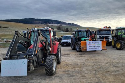 Am Sportplatz in Raschau hatten sich die Fahrzeuge zunächst gesammelt. Dann ging es als Korso und mit Begleitung der Polizei weiter.