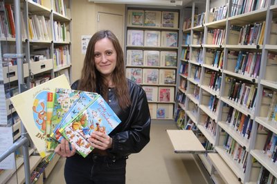 Anne Rombach von der Kreisergänzungsbibliothek zwischen Bücherregalen.
