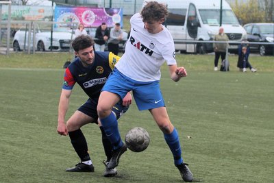 Jonny Glatz (l.), hier beim Spiel in Meißen, hat bei den Lunzenauer Fußballern in der Sachsenklasse bislang keine Minute verpasst.