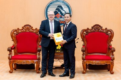 Sven Schulze (links) und der Vorsitzende des Volkskomitees der Stadt Da Nang, Phạm Đức Ấn, nach Unterzeichnung der Absichtserklärung zur Zusammenarbeit.