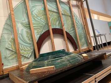 Bestandteile der "Gläsernen Blume" in der Ausstellung "Hin und weg". 