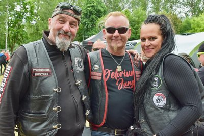 Klaus aus Rostock (li.) mit dem Limbacher Bikerchef Tommy Wetzel und Gundula aus Dresden.