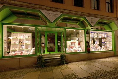 Das mittlere Schaufenster des Ladens zeigt die Bücher der regionalen Autoren.
