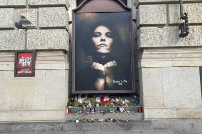 Einer der Eingänge des Theaters wird als Gedenkort für Anna R. genutzt. Die Rosenstolz-Sängerin starb im März 2025.