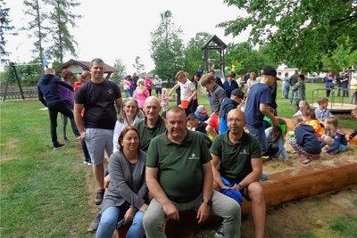 Mitglieder der "Initiative für Theuma" (in der Mitte Vorsitzender Ulf Weidelt), die am Sandkastenbau beteiligt waren. Voller Freude nehmen die Kinder ihren Sandkasten in Besitz. 