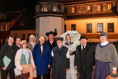Kostümierte Stadtführer und historische Persönlichkeiten zur Lichternacht in Schwarzenberg.