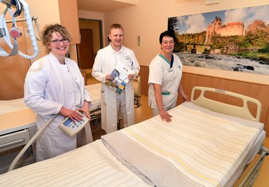 Fachärztin Susanne Klötzner (l.), Chefarzt Prof. Stephan Schickel und Stationsschwester Anja Naumann in einem neu gestalteten Patienzimmer der Palliativmedizin im Krankenhaus Mittweida