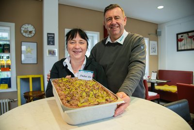 Sylvia und Andreas Ebersbach vom Minicafé in Bad Elster zeigen ihr neues Dubai-Eis. Es ist die neue Spezialität des Hauses.