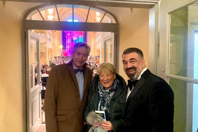 Intendant Sergio Raonic Lukovic (r.) begrüßte jeden Gast zum Neujahrskonzert in der Nikolaikirche Freiberg persönlich, hier Dres. Karin und Helmut Lutter.