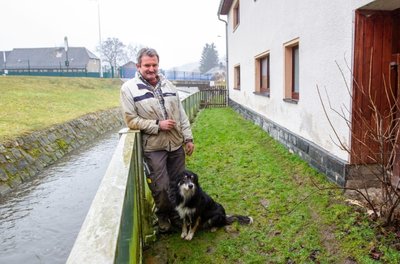 Auf dem Grundstück von Armin Teichmeier stand das Wasser bis über die Fenstersimse und lief aufgrund der Schutzwand nicht mehr ab. Hündin Peggy musste aus den Fluten gerettet werden. 