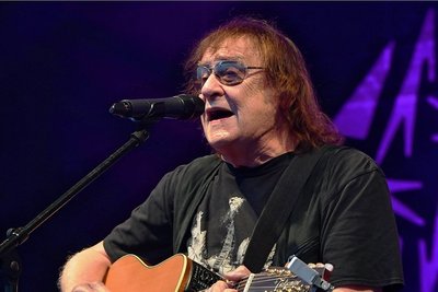 Dieter "Maschine" Birr, der ehemalige Puhdys-Frontmann berichtete am Sonntagabend bei den Freiberger Sommernächten aus seinem Leben als Musiker. Wenn er dabei zur Gitarre griff, stieg die Stimmung im Hof von Schloss Freudenstein deutlich an. 
