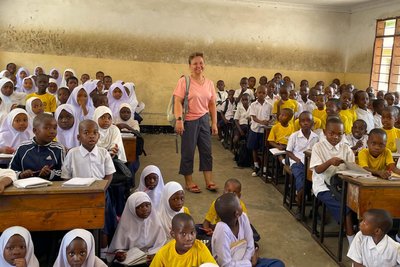 Gesine Meyer in Tansania - hier sind bis zu 200 Kinder in einer Klasse. Undenkbar in Deutschland.