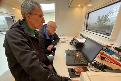 Frank Wolf aus Thum (vorn) und Manfred Roscher aus Cranzahl fachsimpelten zum Field Day in Satzung.