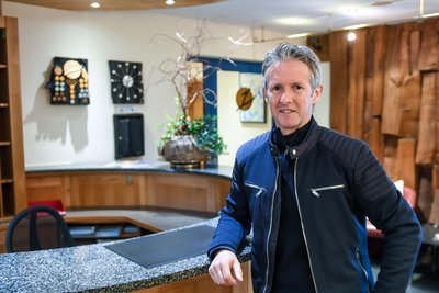 Jens Weißflog, Skisprungweltmeister und Olympiasieger, unterstützt „Laufend gegen Krebs“.
