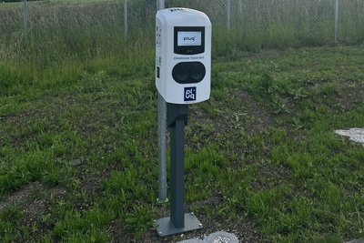 Das Erzgebirgsklinikum nimmt neue E-Ladesäulen in Annaberg in Betrieb.