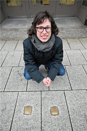 Alexander Tsyterer vor den Stolpersteinen am Chemnitzer Schocken. Er ist 19 Jahre alt, wurde in Chemnitz geboren. Als Sohn eines russischen Vaters und einer ukrainischen Mutter. Seine Familie ist jüdischer Abstammung. Alexanders Opa wurde im Dritten Reich in ein Konzentrationslager deportiert. Das bleibt in der Familienerinnerung haften. 