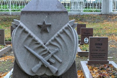 Seit 2016 wurden Grabsteine auf dem sowjetischen Soldatenfriedhof an der Himmelfahrtsgasse hergerichtet.