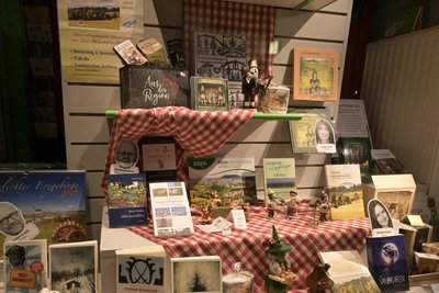 Wer Lesestoff rund um die Heimat sucht, findet eine Auswahl in der Schaufenster-Ausstellung.