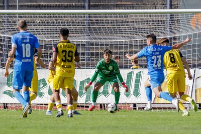Karl Pischon (Mitte) hofft, in dieser Saison noch einmal für den VFC Plauen im Tor stehen zu können.