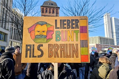 Rund 300 Menschen nahmen an einer Kundgebung gegen Rechts am Samstag am Roten Turm teil.