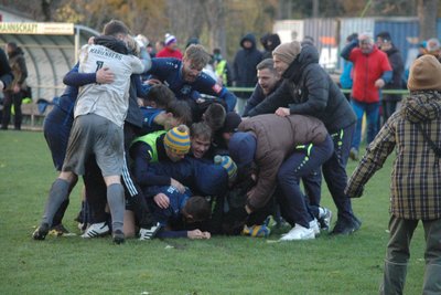 Nach dem letzten verwandelten Elfmeter kannte der Jubel bei den Marienberger Fußballern keine Grenzen. Erstmals in der Vereinsgeschichte stehen sie im Viertelfinale des Sachsenpokals.