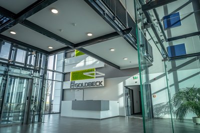 Das in Glasoptik gestaltete Foyer des neu eröffneten Bürogebäudes.