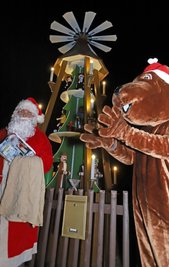 In Oberbobritzsch brachten Weihnachtsmann und Biber gemeinsam den Wunschzettelbriefkasten für die Kinder an. 