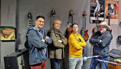 Die Siegel-Band in ihrem Proberaum (von links): Ralf Gründig, Olaf Jandeisek, Lukas Rietzsch und Steffen Siegel. Am 5. November laden sie wieder zum Forever-Young-Festival in den Amorsaal ein. 