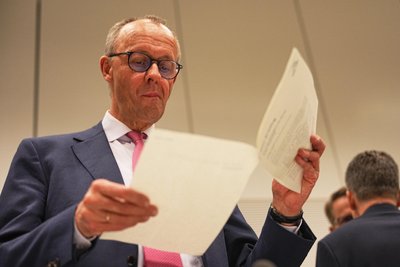 CDU-Chef Friedrich Merz gestern im Kreis der Fraktion nach der Abstimmung über das „Zustrombegrenzungsgesetz“ der Union, das im Bundestag keine Mehrheit fand.