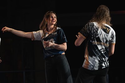 Nicht ablenken lassen: Julia Taubitz (M.) mit ihrem Mitspieler, Simon Trommler vom DC Erzgebirge.