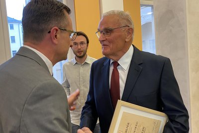Haben lange Jahre im Lengenfelder Anzeiger zusammengearbeitet: Ehrenbürger Friedrich Machold und Bürgermeister Michael Heuck. Zu den Gratulanten gehörte auch Markus Stark vom Stadt-Museum (hinten).