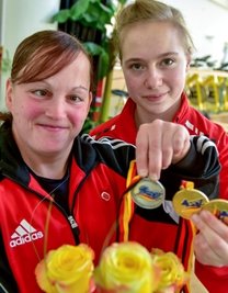 Pauline Walzak (r.) und Sandra Martin landeten einen Doppelerfolg für den Chemnitzer Stützpunkt.