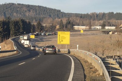 Auch am Vormittag rollte der Verkehr am Mönchsbadknoten auf der B 95 zwischen Ehrenfriedersdorf und Schönfeld verlangsamt. Die Polizei war zur Absicherung vor Ort.