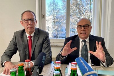 Wollen das Gutachten: Sachsens AfD-Landesvorsitzender Jörg Urban (l.) und der Parteijurist Joachim Keiler auf der Pressekonferenz in Dresden.
