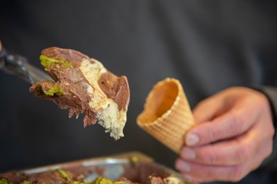Das Dubai-Eis wird im Minicafé in Bad Elster mit zwei Schoko-Schichten und einer Schicht Pistaziencreme hergestellt, mit einer Zugabe der türkischen Kadayif-Teigfäden, die auch als Engelshaar bezeichnet werden. Das Knirschen des Engelshaars und die feine Schoko-Konsistenz macht das Eis so besonders.