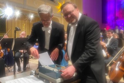 Schlagwerker Michael Winkler (r.) und Andreas Scholz mit der Schreibmaschine in der Niki Freiberg.
