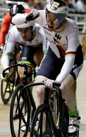Joachim Eilers jubelt über seinen Triumph im Keirin.