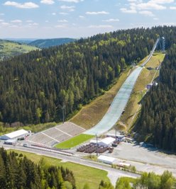 Die Vogtland-Arena Klingenthal ist am 17. September Start- und Zielpunkt für den Tag des Wanderns. 