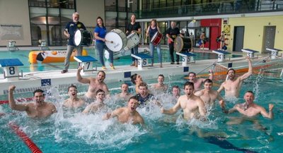 Jubel über den Klassenerhalt: Die Plauener Wasserballer hatten am Wochenende allen Grund zum Feiern.
